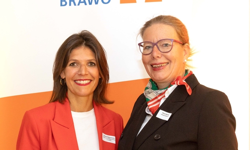  Referentin Viktoria Schünemann (l.) und Nicole Mölling, Leiterin der Direktion Salzgitter der Volksbank BRAWO.