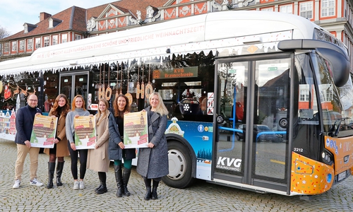 Weihnachten kann kommen: Sebastian Kirchner, Vivien Kendell, Merle Zschiesche, Juliane Löhr, Anna Wohlert-Boortz (alle vom Veranstaltungsmanagement der Stadt) und Jana Hinrichs von der KVG stellten die Fakten rund um den diesjährigen Weihnachtsmarkt vor. 