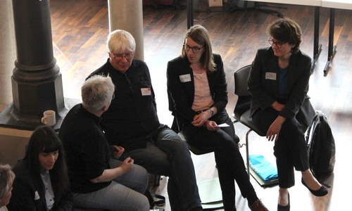 40 Teilnehmer diskutierten auf dem Demokratietag 2023 – darunter die Veranstalter Susanne Köhler vom federführenden Amt in der Landkreisverwaltung (1.v.l.) und Axel Klingenberg von der Freiwilligenagentur (3.v.l.).