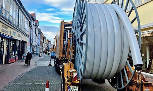 Ein Einzugswagen zog mithilfe einer Seilwinde den Inliner durch das vorhandene Schmutzwasserrohr.