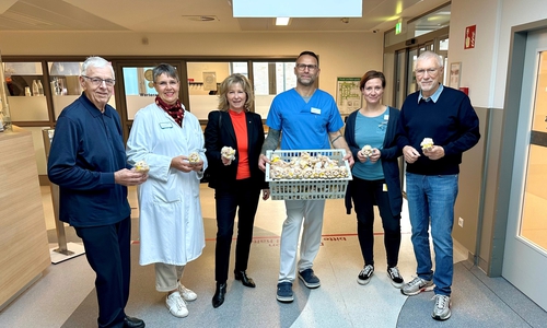 Claudia Kayser (3.v.l.), Direktionsleiterin Wolfsburg der Volksbank BRAWO sowie Dr. Arved Heinz, (1. Vorsitzender, re.) und Dieter Söchtig (Schatzmeister, li.), vom Förderverein des Klinikum Wolfsburg bei der offiziellen Übergabe der Kuscheltiere in der Zentralen Notfallaufnahme. (Mit dabei: Dr. Bernadett Erdmann, Chefärztin der ZNA (2.v.li.), Nico Senitz (Pflegerische Leitung ZNA, 3.v.re.), Mareen Brämer (Pflegedienstleitung, 2.v.re.)