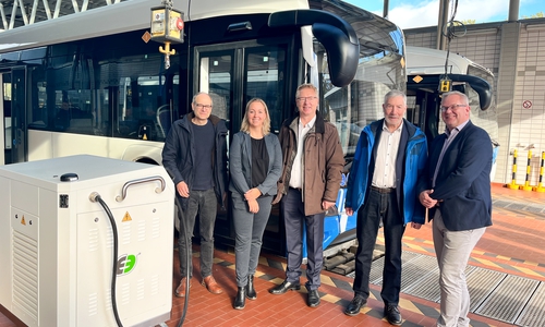 Fritz Rössig (Abteilungsleiter Regionalverkehr, Regionalverband Großraum Braunschweig), Christiane Hummert (Betriebsleiterin KVG Bad Harzburg), Axel Gierga (Geschäftsführer KVG Braunschweig), Ralf Abrahms (Bürgermeister Bad Harzburg) und Boris Höltermann (General Manager VDL Bus & Coach) (v. li.).