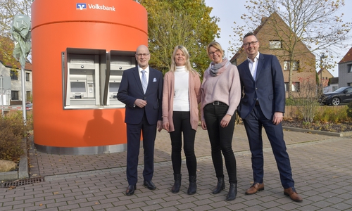 v.l.: Stefan Honrath, Leiter der Direktion Peine, Christin Scherger und Simone Didschies vom Lengeder BRAWO-Team sowie Filialverbundleiter Marcel Lang präsentieren den neuen, provisorischen Pavillon, der zwei Geldausgabeautomaten beheimatet.