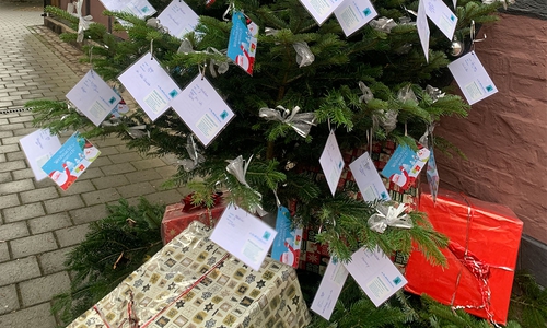 Der Wunschbaum lässt Kinderaugen zum Weihnachtsfest strahlen.