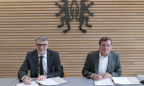 Landrat Henning Heiß und Geschäftsführer Dieter Schwarze von der Firma Kümper + Schwarze Baubetriebe GmbH haben den Vertrag für die Erweiterung des Gymnasiums am Silberkamp unterzeichnet.