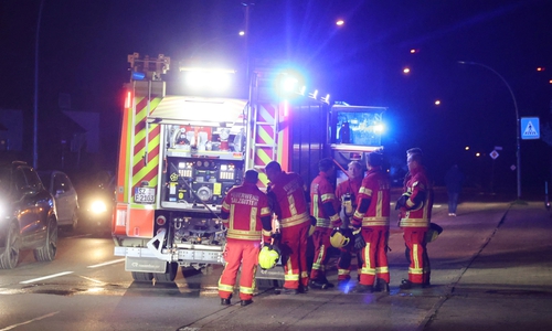 Die Feuerwehr bringt sich in Position.