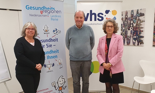 Freuen sich über die große Resonanz: Claudia Brasse von der Gesundheitsregion im Landkreis Peine (von links), Kursleiter Stefan de Greef und Stefanie Laurion, Leiterin der Kreisvolkshochschule Peine.
