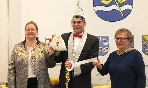 Wolfgang Rockar als neues „Gemeindeoberhaupt“ bekam von Edelgard Hahn (rechts), stellvertretende Gemeindebürgermeisterin, den Rathausschlüssel und von Diana Siedentopf, stellvertretende Ortsbürgermeisterin Lehre, das Stadtsäckel mit der Gemeindekasse überreicht.