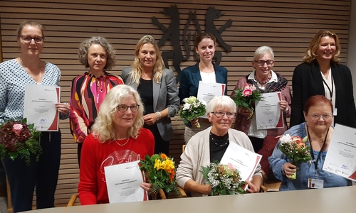Sieben neue ehrenamtliche DUO-Seniorenbegleiter haben ihre Zertifikate erhalten.