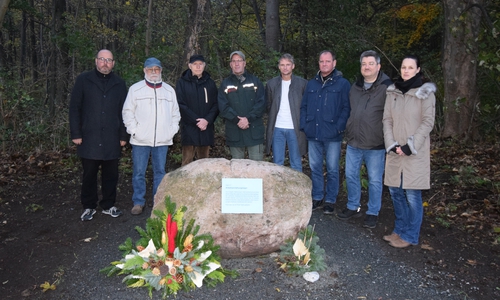 Übergabe des Gedenksteins, v.l.: Marco Kreit (Ortsbürgermeister der Ortschaft Ost), Klaus Karrasch (Ortsheimatpfleger Hallendorf), Jörg Langenberg, (Ortsheimatpfleger Bleckenstedt), Frank Täge (Revierleiter Försterei Salder), Erster Bürgermeister Stefan Klein, Dietrich Leptien (Betriebsleiter SRB), Torsten Stormowki (Fraktionsvorsitzender SPD-Fraktion im Ortsrat Ost) und Maike Weth (Leiterin der Gedenk- und Dokumentationsstätte KZ Drütte).
