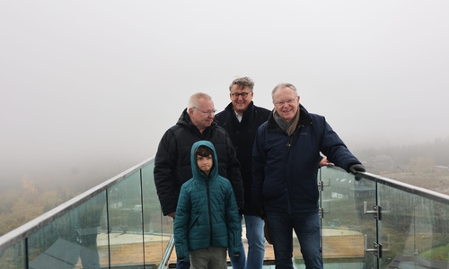 Ministerpräsident Stephan Weil (rechts) in schwindliger Höhe auf dem neuen Skywalk.