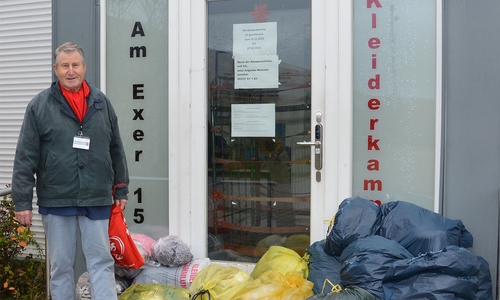 Joachim Korsch stößt vor der Tür immer wieder auf Säcke, wenn er seinen Dienst bei der Kleiderkammer antritt. Der Inhalt dieser "Spenden" entpuppt sich nicht selten als äußerst fragwürdig.