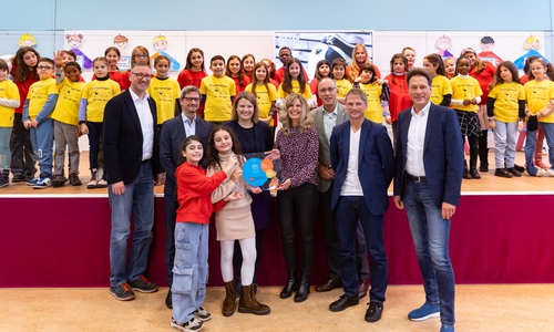 Große Freude an der Grundschule Am See: Die Auszeichnung zur  UNICEF-Kinderrechte-Schule wurde begleitet von der Premiere des Films „Die Grund- schule Am See auf dem Weg zur Kinderrechte-Schule“. Auf dem Foto sind neben den  glücklichen Kindern zu sehen (von links): Der hauptamtliche TV38-Geschäftsführer  Jürgen Stricker, Dr. Sebastian Sedlmayer von UNICEF, Niedersachsens Kultusminis- tern Julia Willie Hamburg, Schulleiterin Heike Neugebauer, Oliver Fuchs von der  Braunschweigischen Sparkassenstiftung, Salzgitters Erster Bürgermeister Stefan Klein und Fred Bärbock, Vorsitzender des TV38-Trägervereins.