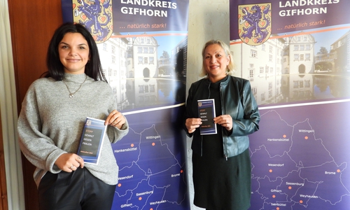 Verena Maibaum (links), Gleichstellungsbeauftragte des Landkreises Gifhorn, und Rukiye Cankiran, Gleichstellungsbeauftragte in der Samtgemeinde Papenteich, stellten das Veranstaltungsprogramm im Landkreis Gifhorn anlässlich des Internationalen Tages gegen Gewalt an Frauen vor. 