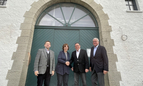 Vor dem Portal des ehemaligen Gutshauses in Wendessen, in dem das Wolfenbütteler Hospiz-Zentrum entsteht, begrüßen die Vorstandsmitglieder des Hospiz-Vereins, Ulrike Jürgens und Werner Schilli (rechts), die Humanitas-Vertreter Georg Backhaus (links) und Michael Jassmann. Der Sozialverein Humanitas unterstützt die Hospizarbeit ein erneutes Mal mit einer Geldspende.