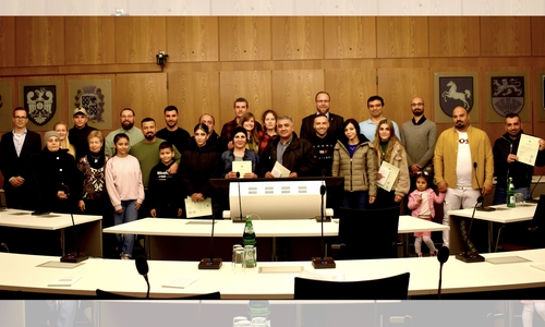  Am Donnerstag, 16. November 2023, haben 28 Frauen, Männer und Kinder aus dem Landkreis Wolfenbüttel ihre Einbürgerungsurkunden und somit die deutsche Staatsbürgerschaft erhalten.