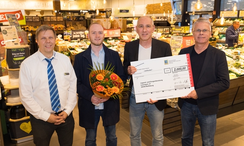 (v.l.n.r.): Rene Harting (Marktleiter des EDEKA Center Wolfsburg), Maximilian Woltering (Vorsitzender des Trägervereins), Udo Eisenbarth (Leiter der Jugend- und Drogenberatung Wolfsburg) und Christian Mosler (EDEKA-Verkaufsleiter).