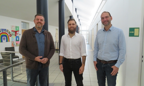 Der neue Klimaschutzmanager Phil Kühnholz (Mitte) mit Bürgermeister Andreas Busch (l.) und Fachbereichsleiter Marco Schulz.