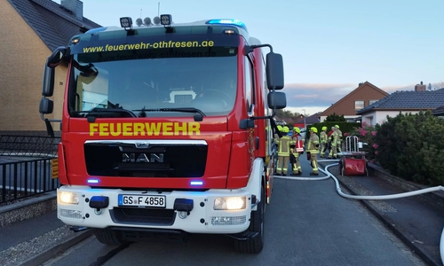 Die Feuerwehr rückte mit etlichen Kameraden an.