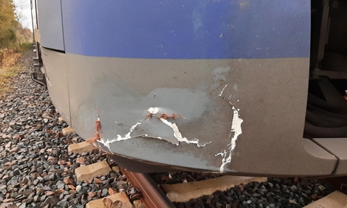 Der Zug wurde durch den Aufprall ebenfalls beschädigt.
