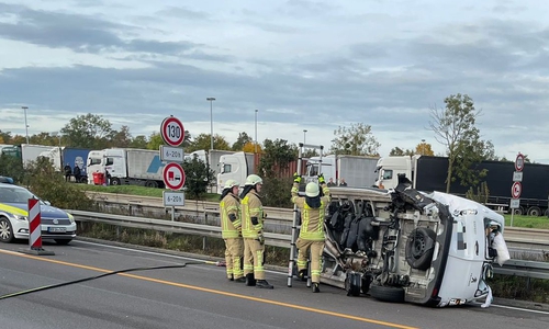 Der Wagen hatte sich überschlagen und war dann auf der Seite gelandet.