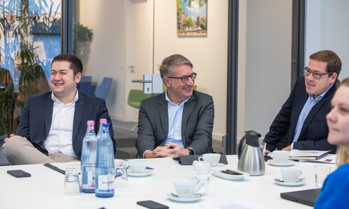 Oberbürgermeister Dr. Thorsten Kornblum, Gerold Leppa, Geschäftsführer der Braunschweig Zukunft GmbH, und Sebastian Bauer, geschäftsführender Gesellschafter der L·Q·M Marktforschung GmbH, präsentierten die Ergebnisse der von der Wirtschaftsförderung beauftragten Unternehmensbefragung 2023.   