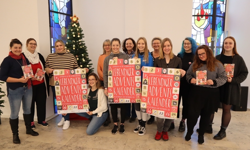 Die Einrichtungen stellen das Programm des lebendigen Adventskalenders vor.