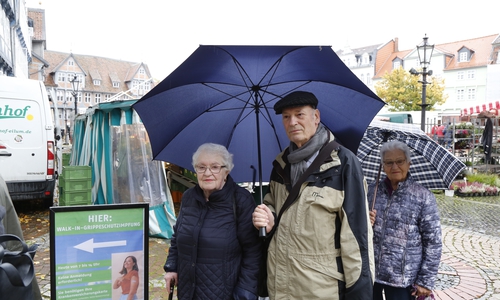 Das Wetter war regnerisch, trotzdem kamen 108 Personen zur Walk-In-Grippeschutzimpfung. So auch das Ehepaar Erdmute und Manfred Kargus.   