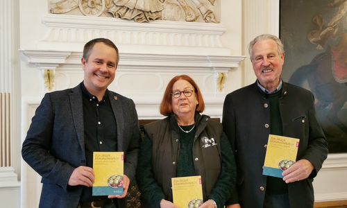  Freuen sich im Schloss Salder über das fertige Werk – Arne Homann, Leiter Städtisches Museum Schloss Salder (links) sowie Gunter Kostorz, Obmann für die Patenschaft Salzgitter-Kattowitz (rechts) und seine Ehefrau Margot (Mitte).