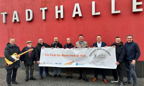 v.l.: Jurek Karczewski und Morris Sharpe (Angels Share JM), Tell Roth (Roth Catering), Uwe Bilau (Diakonische Gesellschaft Wohnen und Beraten), Ute Szameitat (Ev.-luth. Kirchenkreis), Bgm. Matthias Nerlich (Stadt Gifhorn), Benjamin R. Riebsamen (Stadthalle Gifhorn), Daniel Höfel (Diakonische Gesellschaft Wohnen und Beraten), Reent Stade (Dachstiftung Diakonie).
