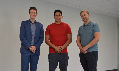 v.l.: Bürgermeister Tobias Grünert, Diego Camilo Casafranca Abrill (Wasseraufsicht) und Hauke Mattern (Fachdienstleiter Schule, Kultur und Digitales).