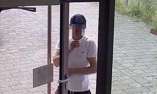 Die Polizei sucht nach diesem Mann. (Bilder ungepixelt, siehe unten)