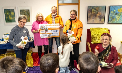 Die Stadtbibliothek und die Volksbank BRAWO unterstützten die Weihnachts-Wunsch-Baum-Aktion des Vereins „Wir helfen Kindern e. V.“.