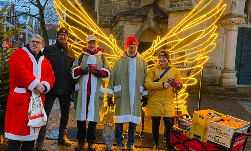 Das DBG-Team beim Verteilen auf dem Peiner Weihnachtsmarkt.