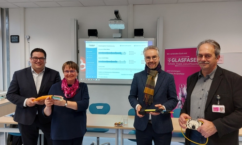 v.l.: Tobias Heilmann, Landrat des Landkreises Gifhorn, Susanne Pilarski, Leiterin des Otto-Hahn-Gymnasiums Gifhorn, Dr. Thomas Walter, Erster Kreisrat, und Dirk Lübkemann, Deutsche Telekom Technik GmbH, während der Pressekonferenz.