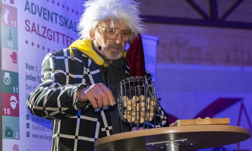 Bingo-Master Rudolf Karliczek dreht die Kugeln.