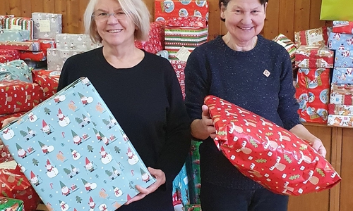 Die Koordinatorinnen der gewaltigen Pack-Aktion: Gudrun Kramer-Grodd (links) und Brigitte Sido.