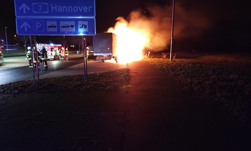 Der Kleinlaster brannte lichterloh.