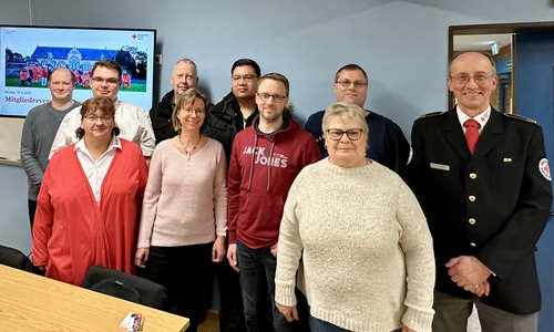 Der Vorstand in den Räumlichkeiten des THW mit dem Präsidenten des DRK-Kreisverbands Osterode-Goslar e.V.: Jan Backhaus, Davide De Matteis, Yvonne Pischke, Olaf Christmann, Brit Bräutigam, Jonas Nguyen, Philip Werner, Sören Fritze, Heidemarie Hummel und Dr. Tobias Wittig (v. li.).