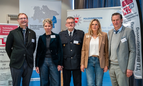 Beim Kinderschutz-Fachtag, v.l.n.r.: Dr. Frank Walter (Fortbildungsbeauftragter des KLBS), Prof. Dr. Meike Sophia Baader (Universität Hildesheim), Polizeivizepräsident Roger Fladung (PD Braunschweig), Bettina Rohse (Regionalbeauftragte für Prävention und Gesundheitsförderung des RLSB BS), Torsten Glaser (Behördenleiter des RLSB BS).