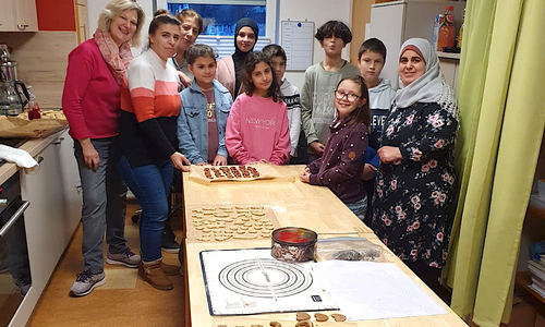 Britta Barthauer, Samah Swidan, Lina Aoudeh (hinten), Nawal Moughir, Tia Hamo (vorne), Eiva Hamo, Malek Thiesze, Yaser Moughir, Davyd Bereziuk, Nika Shurkova und Sumeia Alabed (v. li.).