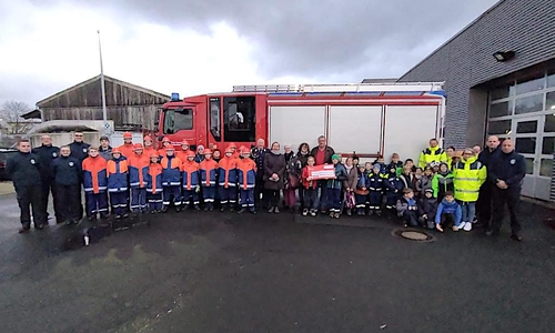 Die Mitglieder der Kinder- und Jugendfeuerwehr freuen sich über die Spende.