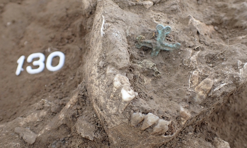 Bei diesen menschlichen Überresten handelt es sich um das Skelett eines Kindes. Die Forscher fanden ein bronzenes Kreuz in dessen Rachenraum, das dem Leichnam scheinbar auf die Zunge gelegt wurde.