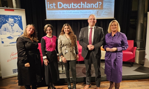 v.l.n.r. Türkân Deniz-Roggenbuck, Prof. Dr. Vanessa Reinwand-Weiß, Derya Nas, Dirk Pejril, Dunja Kreiser.