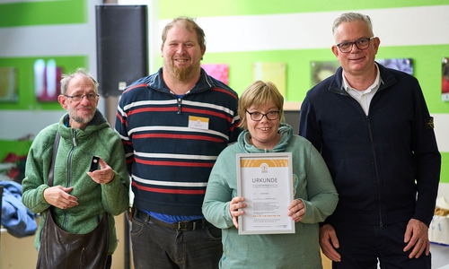 Annika Bock (Zweite von rechts) erhielt den Neuerkeröder Ehrenamtspreis. Überreicht wurde dieser von (von links) Holger Denecke (Sprecher Bürgervertretung), Christian Könnemann (Vorsitzender Bürgervertretung) und Marcus Eckhoff (Geschäftsführer Neuerkeröder Wohnen und Betreuen).
