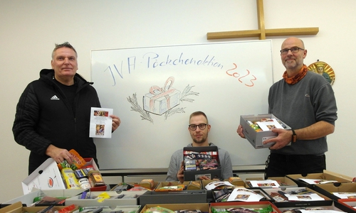 Oliver Grau, Mitarbeiter der JVA Braunschweig, Ehrenamtler Steven Harting und Justizvollzugsseelsorger Markus Galonska (von links nach rechts) haben bereits angefangen, Weihnachtspäckchen zu packen.