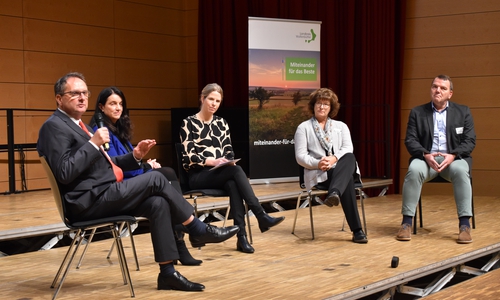 Diskutierten über Gesundheitsthemen der Region: Stefan Hofmann (Geschäftsführer der Bezirksstelle Braunschweig der Kassenärztlichen Vereinigung Niedersachsen), Martina Kühnel (Geschäftsführerin des ambulanten Pflegedienstes socius curandi GmbH), Dr. Maren Preuß (Landesvereinigung für Gesundheit und der Akademie für Sozialmedizin Niedersachsen Bremen e. V.), Professorin Dr. Claudia Kaiser (Ostfalia Hochschule) und Axel Burghardt (Geschäftsführer des Städtischen Klinikums Wolfenbüttel) (v. li.).