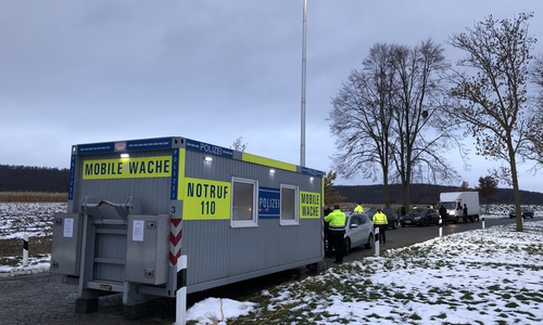 Die Kontrollstelle der Polizei auf dem Parkplatz "Kiliansloch" an der B248.
