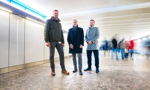 Bahnhofsmanager Tobias Festerling von der DB Station&Service AG, Regionalverbandsdirektor Ralf Sygusch und Philip Lentz, Geschäftsführer des Lichtplanungsbüros Studio DL vor der neuen Lichtinstallation im Personentunnel des Hbf. 