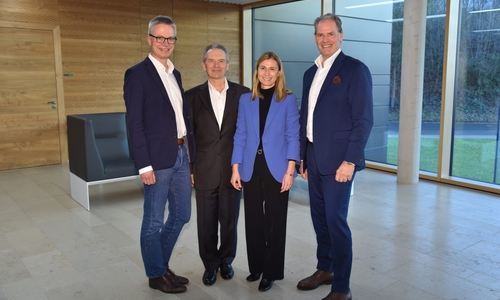 Die Verträge zwischen Stiebel Eltron und Continental zur Übernahme von Teilen der Produktions- und Funktionsflächen des bisherigen Continental-Standortes Gifhorn wurden jetzt in Holzminden von den beiden Geschäftsführern der Stiebel EltronGruppe, Dr. Kai Schiefelbein (links) und Heinz-Werner Schmidt (rechts), sowie den für die Verhandlungen verantwortlichen Continental-Vertretern Oliver Woller, Projektleiter, und Nicole Werner, verantwortlich für Finance & Controlling im Continental-Projektteam, unterzeichnet. 